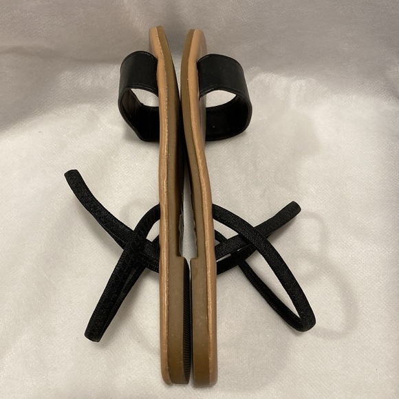 Le Chateau - Black Flat Heel Top Strap Sandals - Size 6.5 - Picture 4 of 11